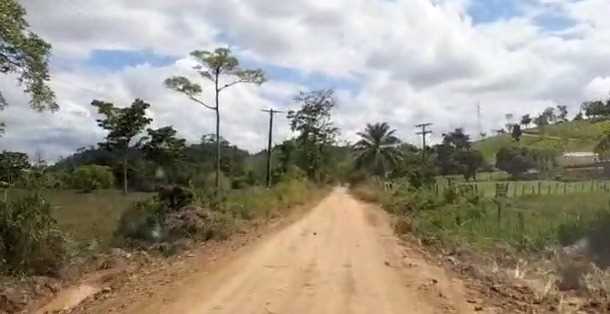 Camacã: Prefeito Paulo do Gás acompanha a recuperação da estrada do Km 2